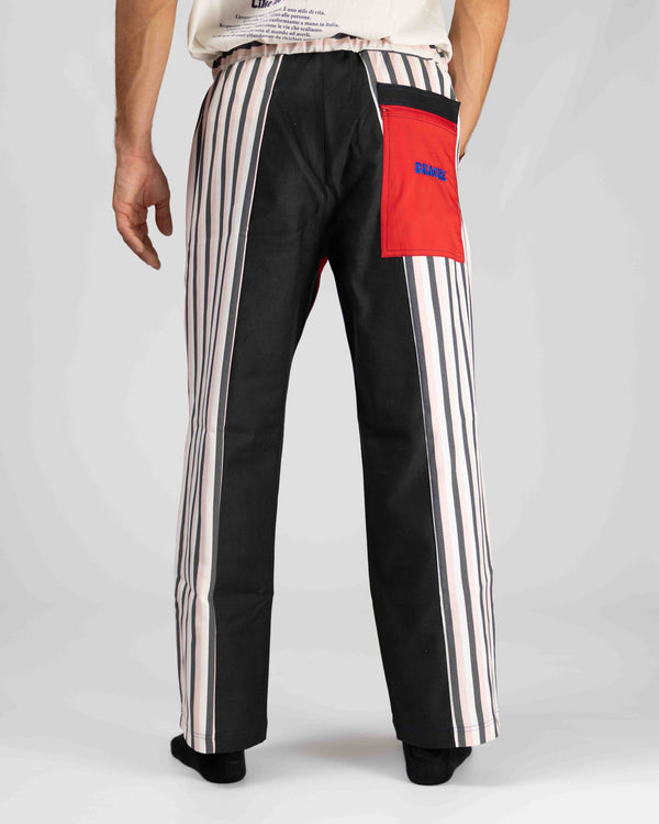 Pantaloni L'ALTROMONDO Limited Edition vista da dietro, gambe a righe bianche e nere e tasca rossa