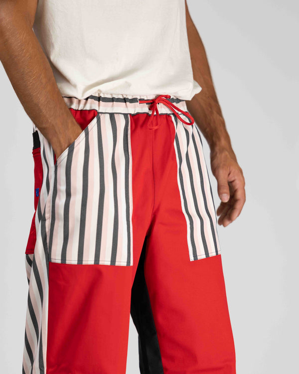 Dettaglio della vita e delle tasche frontali a righe dei pantaloni L'ALTROMONDO Limited Edition con coulisse rossa