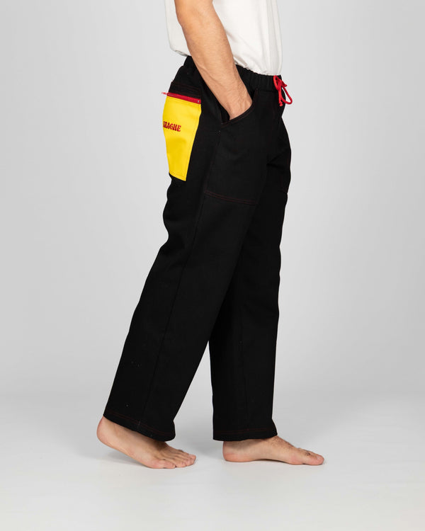 Pantaloni CEREDO Limited Edition vista laterale, neri con tasca gialla