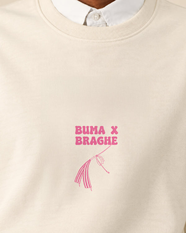 Dettaglio ravvicinato della stampa rosa BUMA X BRAGHE sul petto della felpa girocollo Naturale