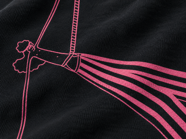 Dettaglio della stampa rosa su felpa girocollo Nero: pantaloni a righe disegnati in serigrafia discharge