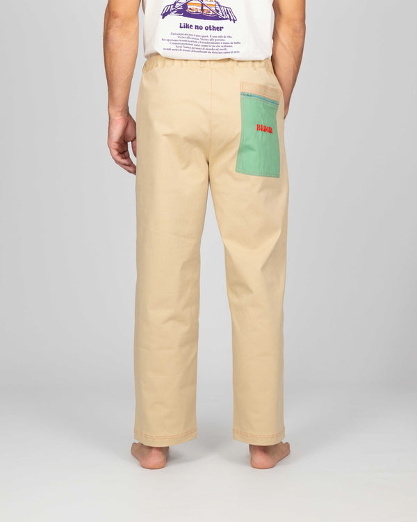 Pantaloni LO SPECCHIO Limited Edition vista da dietro, tasca posteriore verde con logo Braghe