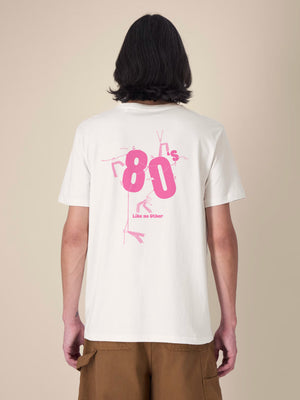 T-shirt BUMA X BRAGHE colore Naturale vista da dietro, con stampa rosa 80's e scritta Like no Other
