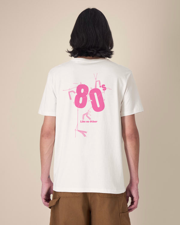T-shirt BUMA X BRAGHE colore Naturale vista da dietro, con stampa rosa 80's e scritta Like no Other