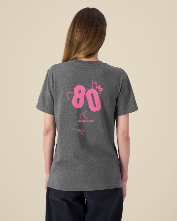 T-shirt BUMA X BRAGHE colore Antracite vista da dietro, con stampa rosa 80's e scritta Like no Other