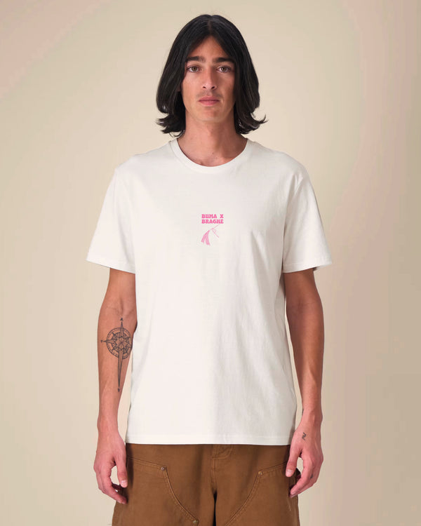 T-shirt BUMA X BRAGHE colore Naturale vista da davanti, con piccola stampa rosa BUMA X BRAGHE al centro del petto