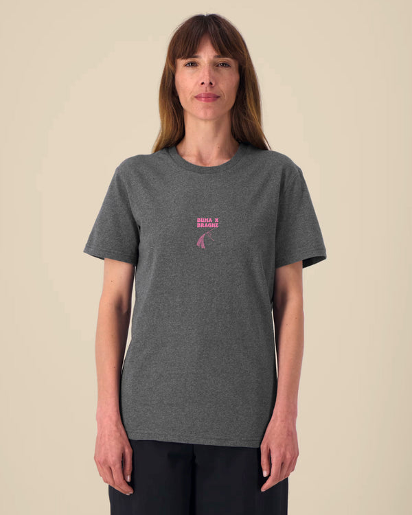 T-shirt BUMA X BRAGHE colore Antracite vista da davanti, con piccola stampa rosa BUMA X BRAGHE al centro del petto