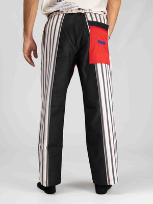 Pantaloni L'ALTROMONDO Limited Edition vista da dietro, gambe a righe bianche e nere e tasca rossa