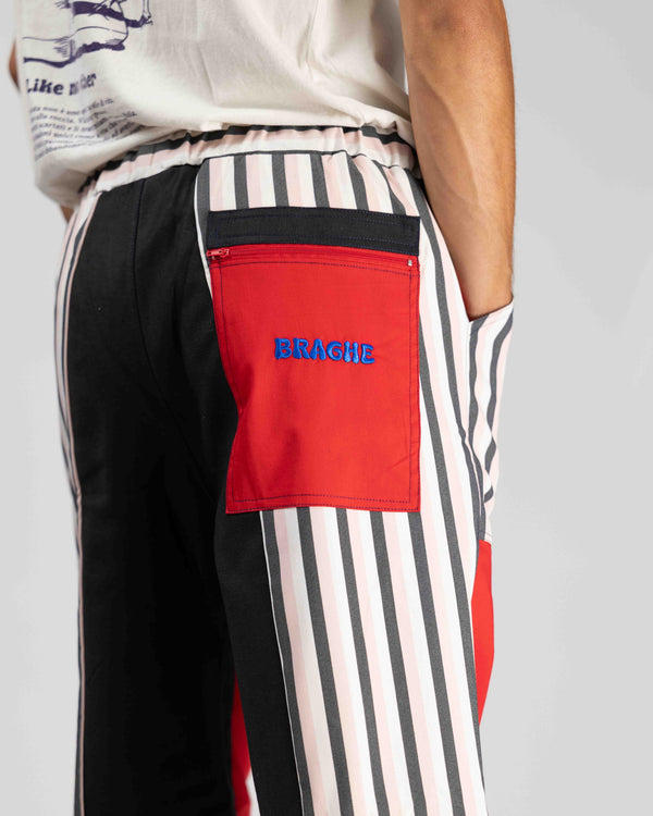 Dettaglio della tasca posteriore rossa con logo Braghe blu dei pantaloni L'ALTROMONDO Limited Edition