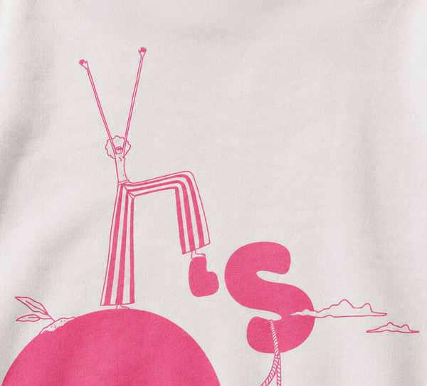 Dettaglio della stampa rosa BUMA X BRAGHE in serigrafia discharge: personaggio con pantaloni a righe sulla cima di un cerchio e scritta 80's