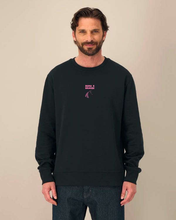 Felpa girocollo BUMA X BRAGHE colore Nero vista da davanti, con piccola stampa rosa BUMA X BRAGHE al centro del petto