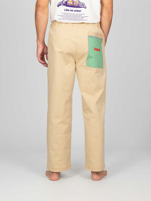 Pantaloni LO SPECCHIO Limited Edition vista da dietro, tasca posteriore verde con logo Braghe
